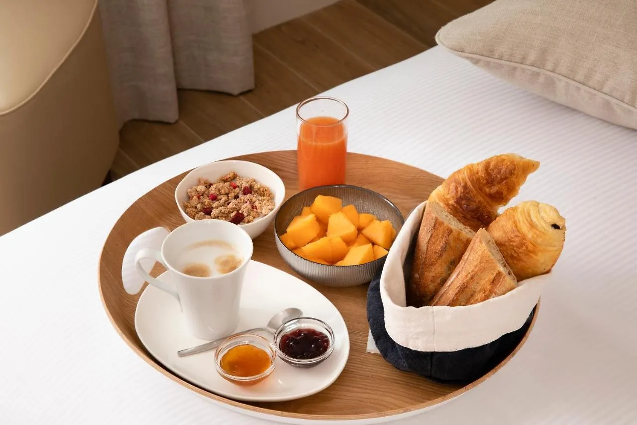 Отель Des Champs-elysees 4*