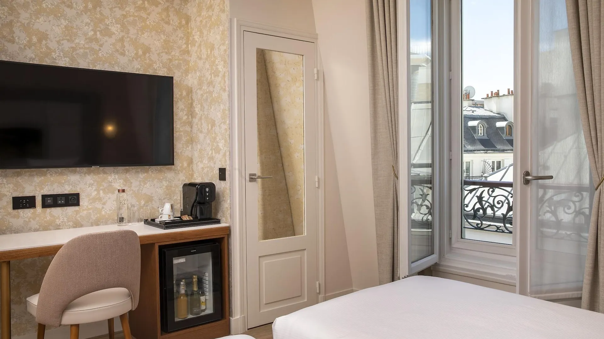 Des Champs-elysees Париж