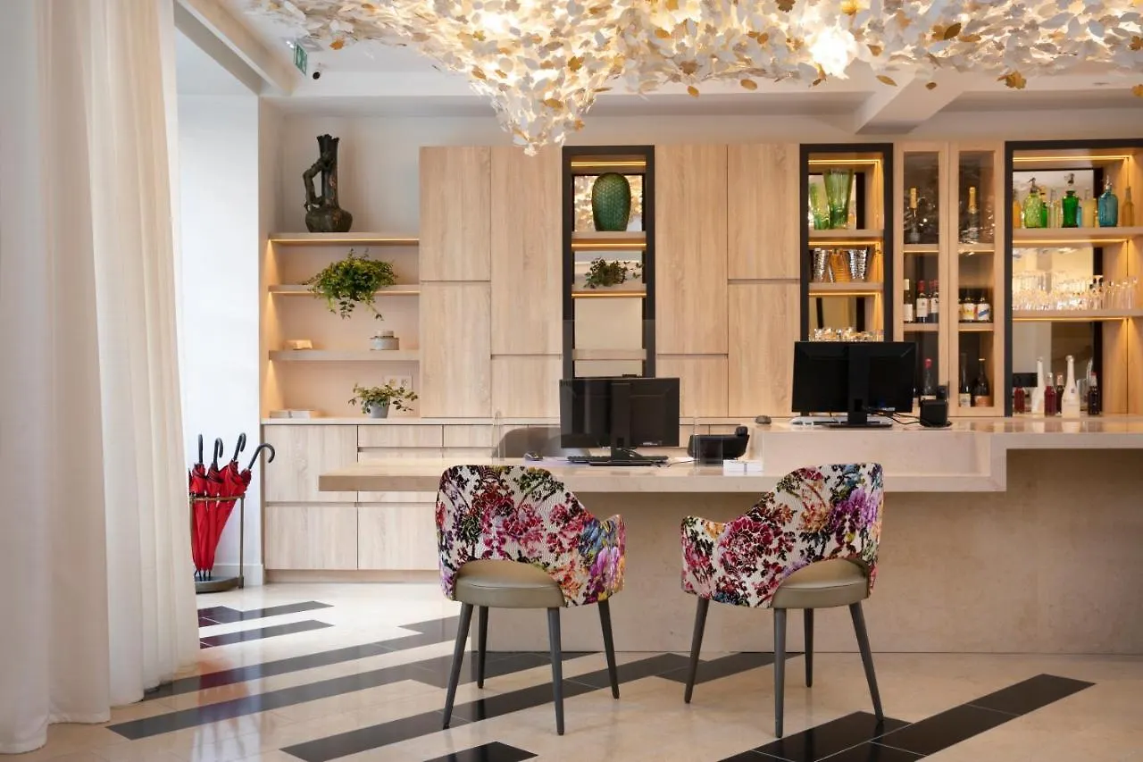 Des Champs-elysees Hotell