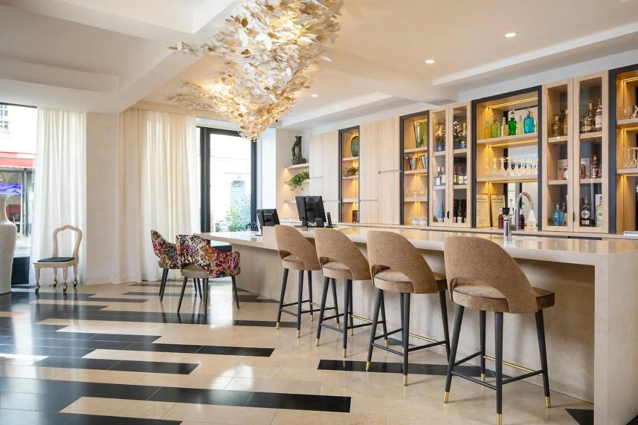 Des Champs-elysees 4*