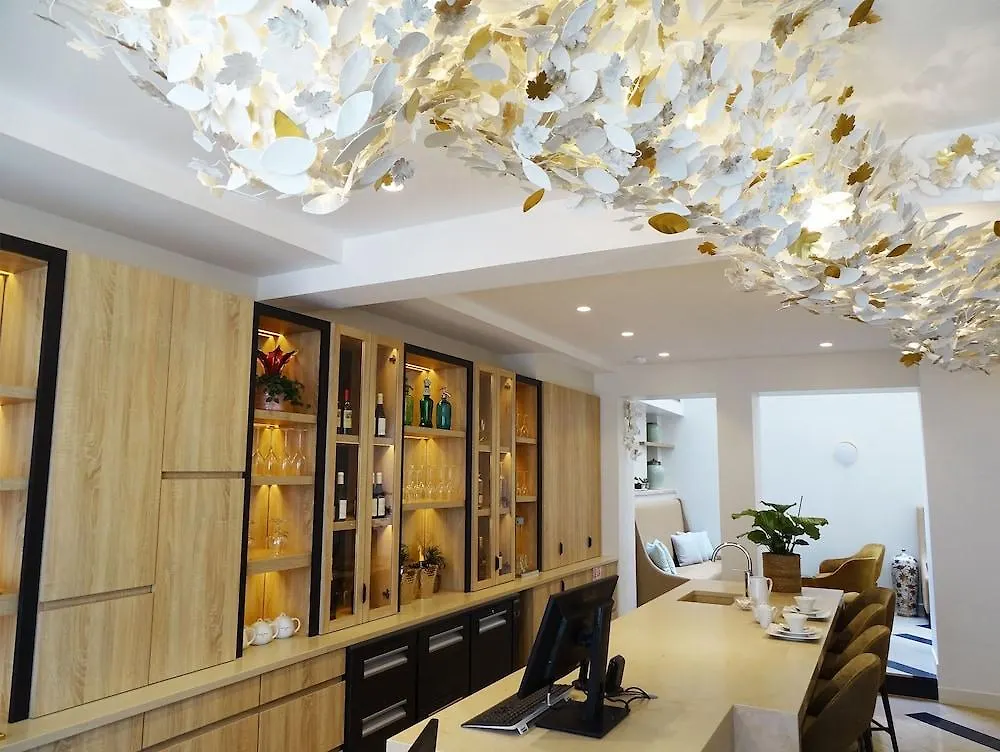 Des Champs-elysees Hotell 4*