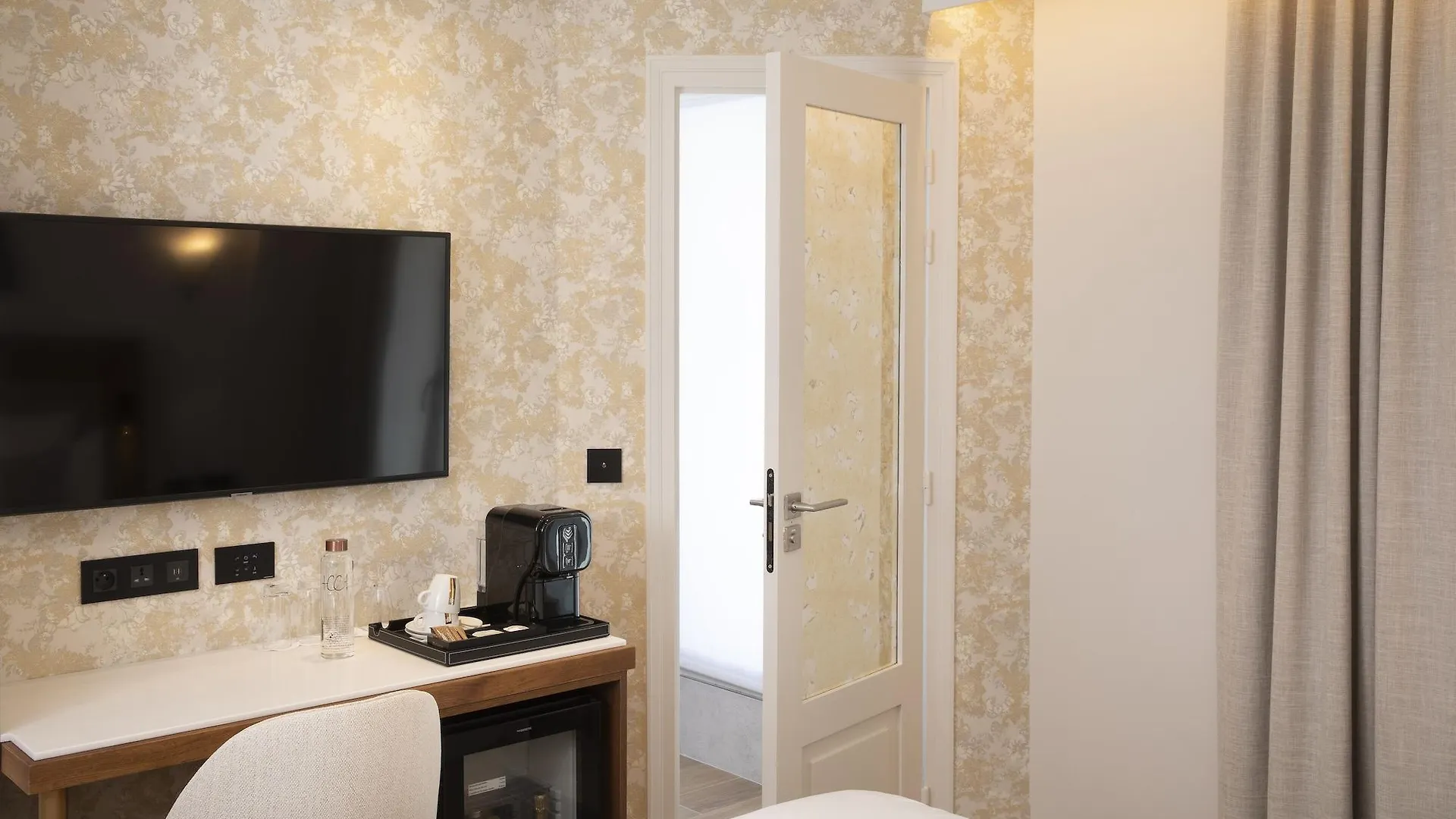 Des Champs-elysees 4*
