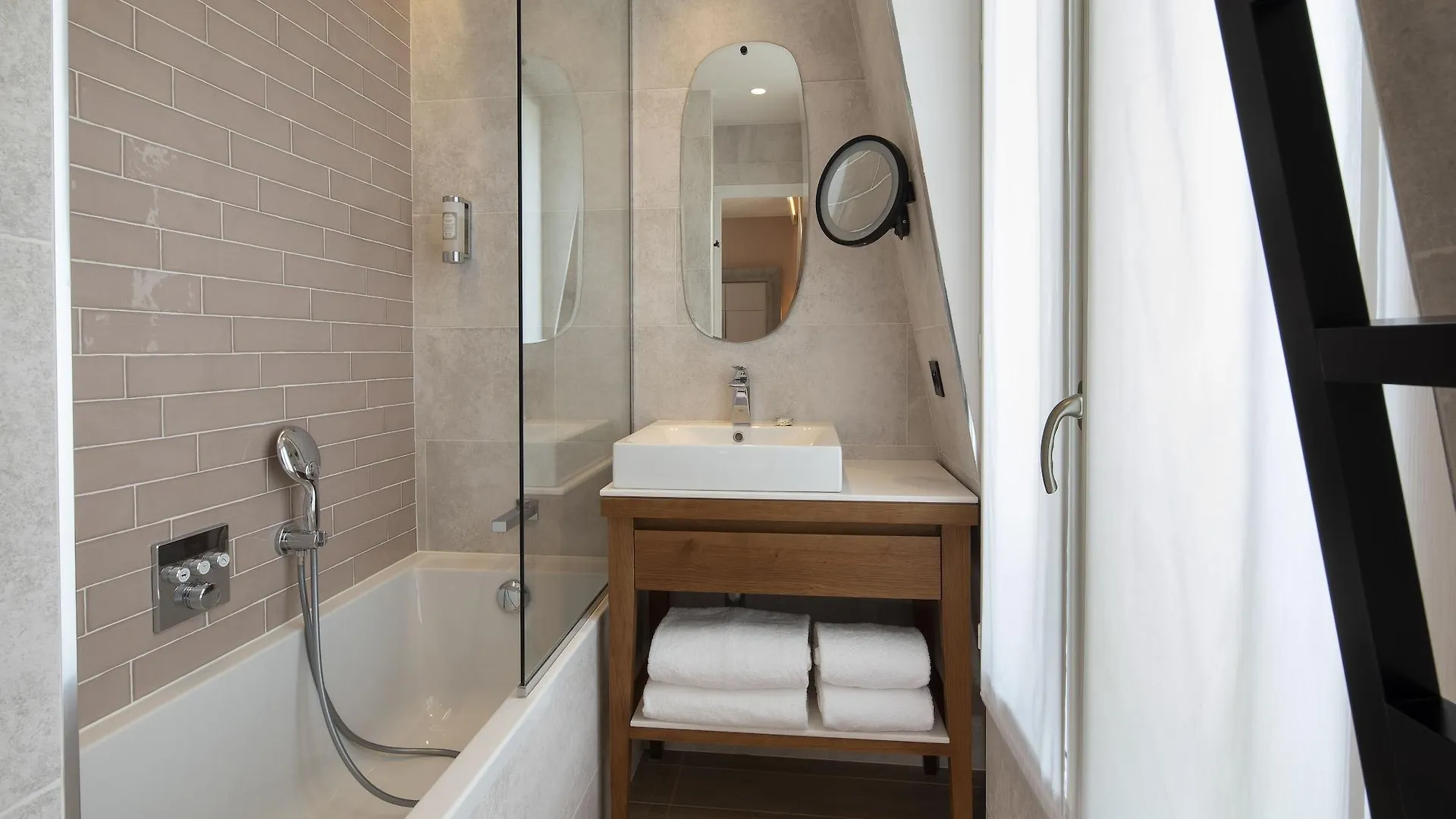 Des Champs-elysees Hotel
