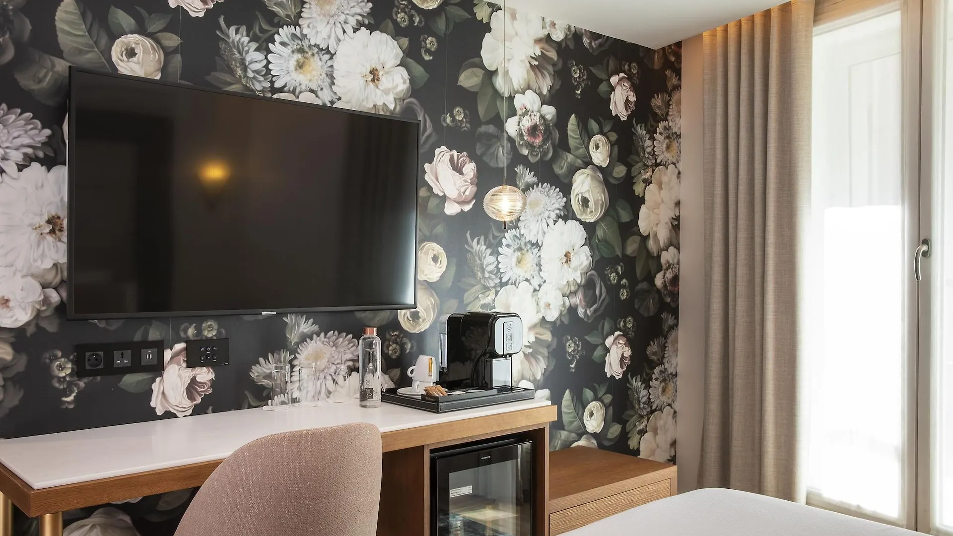 Des Champs-elysees 4*