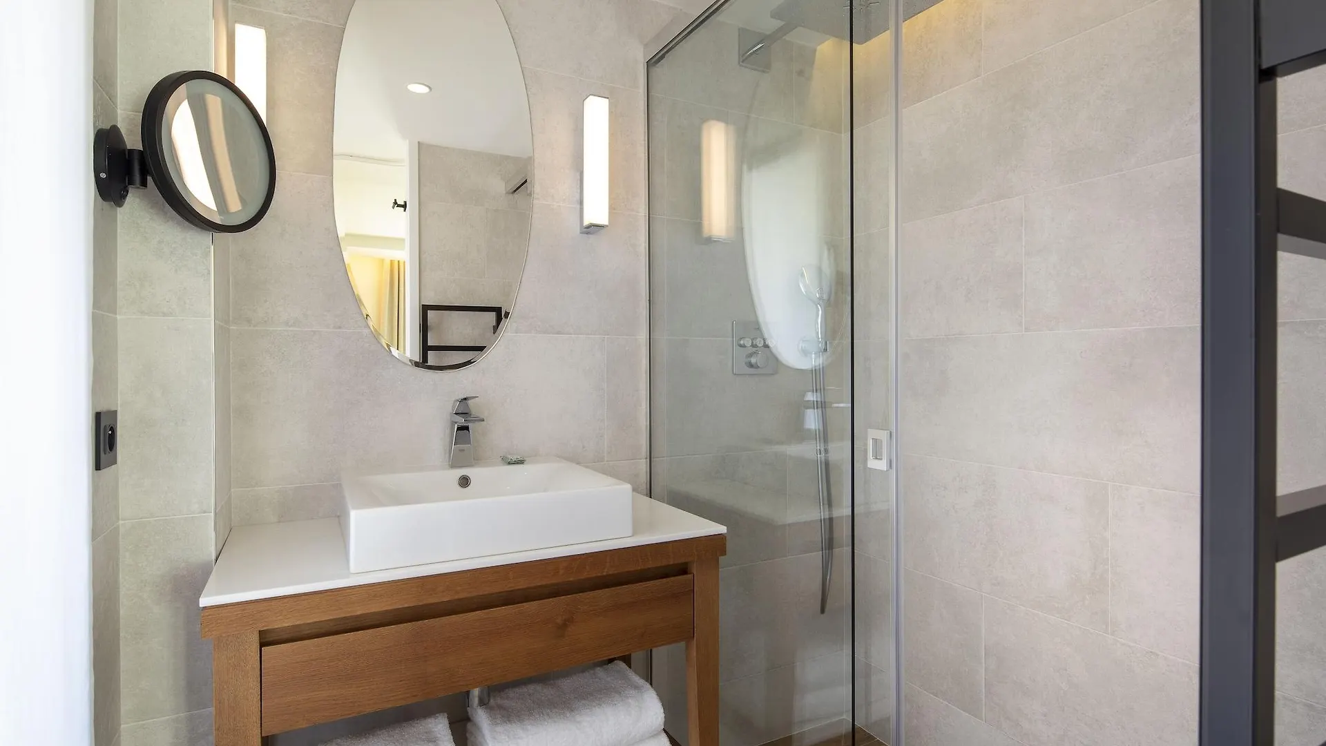 Des Champs-elysees Hotel 4*