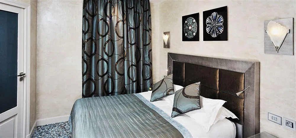 Des Champs-elysees Hotell 4*