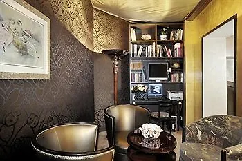 Des Champs-elysees Hotell 4*